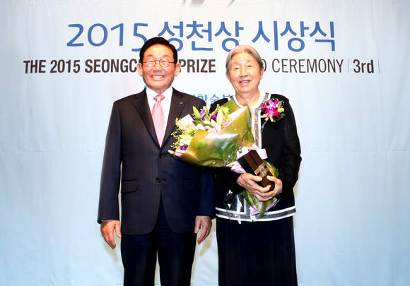 이종호 중외학술복지재단 이사장(JW중외그룹 명예회장)이 수상자인 조병국 홀트아동복지회 부속의원 명예원장과 기념촬영을 하고 있다.