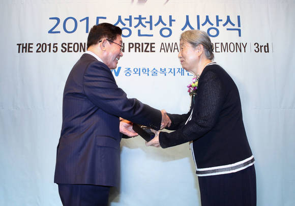 이종호 중외학술복지재단 이사장(JW중외그룹 명예회장)이 수상자인 조병국 홀트아동복지회 부속의원 명예원장에게 상패를 전달하고 있다.
