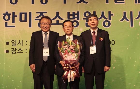홍정용 대한중소병원협회장(左)과 한미약품 이관순 대표이사(右)가 백성길 원장에게 한미중소병원상을 시상하였다.