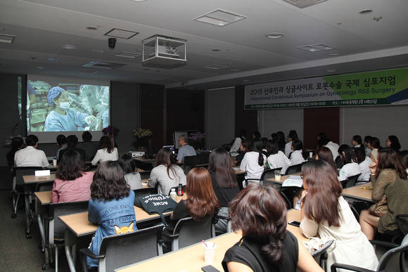 문혜성 교수의 싱글 사이트 로봇수술 시연을 참석자들이 생중계로 시청하고 있다.