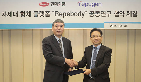 한미약품 이관순 대표이사와 레퓨젠 김학성 대표이사가 바이오신약 공동연구 협약을 체결한 후 기념사진을 촬영했다.