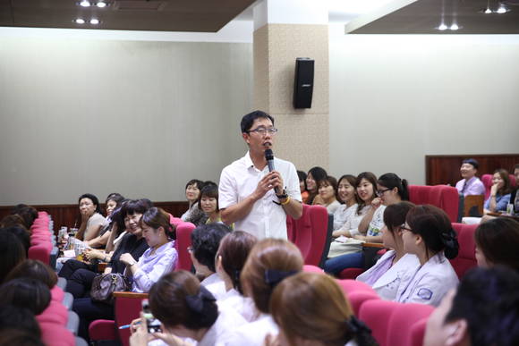 인천성모병원이 개최한 ‘김제동 힐링 투 유’ 토크콘서트 모습