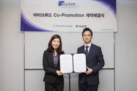 박혜선 한국BMS제약 사장(왼쪽)과 허은철 녹십자 사장(오른쪽)