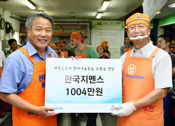 한국지멘스 ‘다일평생천사기업후원’ 회원으로 참여해 1,004만원의 지원금도 함께 전달했다. (사진 좌측 다일공동체 대표 최일도 목사, 사진 우측 김종갑 한국지멘스 회장)