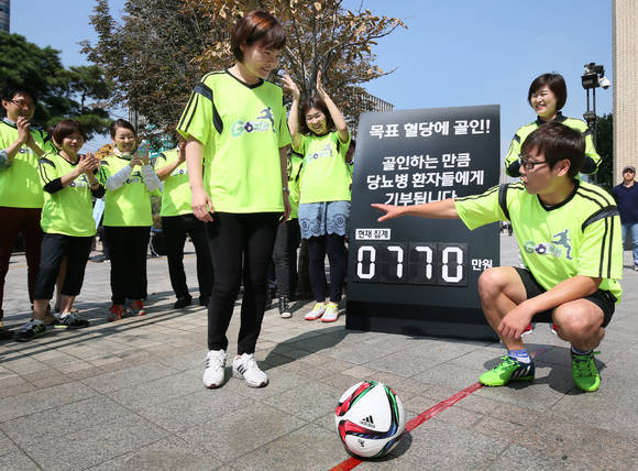 송종국 선수와 사노피 배경은 대표가 22일 골인 캠페인에서 당뇨병 환자들이 목표 혈당에 도달하길 염원하는 마음으로 열정의 슛을 날리고 있다.