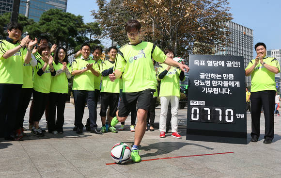 송종국 선수가 22일 청계천 소라광장에서 열린 사노피 골인 캠페인에서 당뇨병 환자들이 목표혈당에 도달하길 염원하는 마음으로 열정의 슛을 날리고 있다.