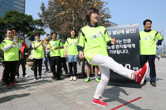 사노피 당뇨사업부 부서장 이윤경 상무가 22일 열린 골인 캠페인에서 임직원들의 응원에 힘입어 당뇨병 환자를 위한 열정의 슛을 날리고 있다.