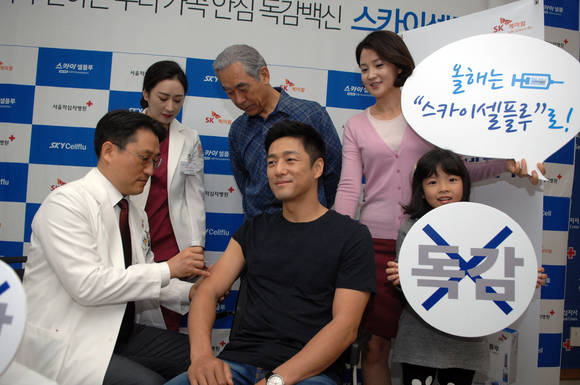 서울적십자병원 성원섭 원장(사진 왼쪽)이 배우 지진희 씨(사진 가운데)에게 독감백신을 접종하고 있다.