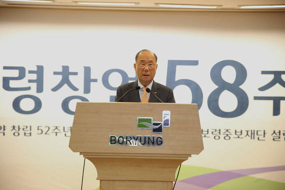 10월 1일 보령제약그룹 본사 17층 강당에서 진행된 창업 58주년 기념식에서 김승호 회장이 기념사를 하고 있다.