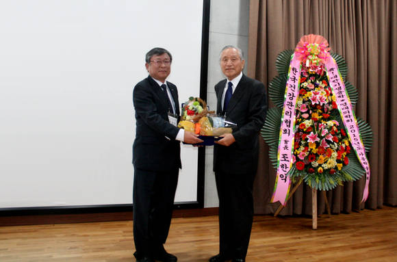 신풍제약(주) 유제만 대표(좌)와 수상자 민득영 석좌교수(을지대 의대)