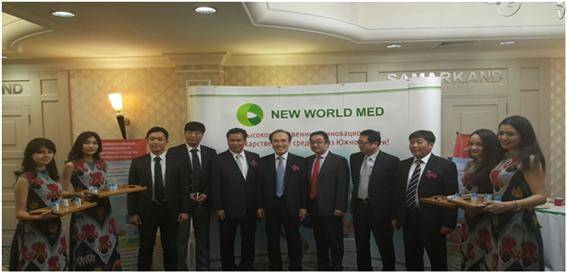 데드만호텔 로비에서 뉴월드메드 이성희회장, 김경준회장 등 임직원이 행사에 앞서 기념 촬영을 하고있다.