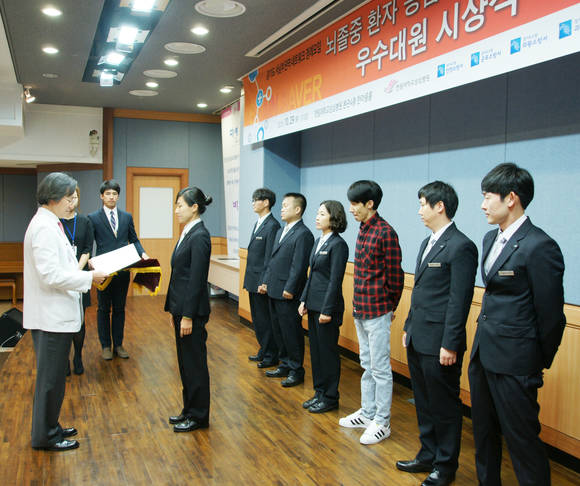 한림대학교성심병원 정기석 병원장이 Brain saver 우수대원 시상식에서 119구조대원에게 시상하고 있다.