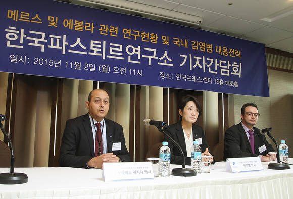 한국파스퇴르연구소의 모하메드 하치차 생물학 본부장(좌측 첫 번째), 민지영 호흡기 바이러스 연구실 그룹장(좌측 세 번째), 마크 윈디쉬 간염 연구실 그룹장(맨 우측)