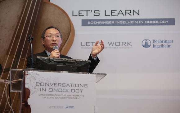 Conversation In Oncology 심포지엄에 참석한 중국 상해 호흡기 병원 차이춘 쩌우(Caicun Zhou, MD, PhD) 교수는 비소세포폐암의 최신 치료지견을 발표하고 있다.