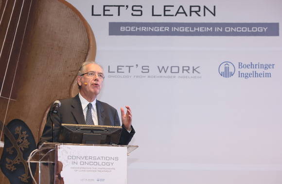 영국 맨체스터 크리스티 병원 니콜라스 태쳐 박사(Nicholas Thatcher, MB BChir, PhD)는 “폐선암, 편평세포폐암 등 그 동안 치료방법이 제한되었던 분야에서도 생존기간 상의 이점을 입증되어 맞춤치료 가능성을 확인하였다”고 말했다.
