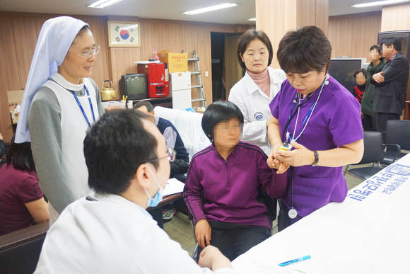 부천성모병원은 지난 11월 5일(목) 부흥시장 상인연합회 사무실에 임시진료소를 마련하고 부흥시장 화재로 인한 이재민에게 무료 진료를 제공했다.