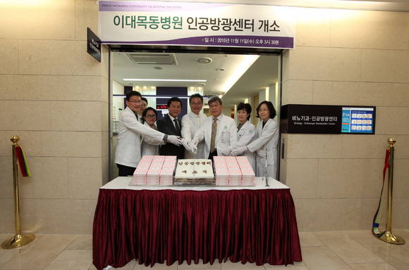 왼쪽부터 정우식, 윤하나 이대목동병원 비뇨기과 교수, 박영요 서울특별시 서남병원 교수, 이동현 인공방광센터장, 김승철 이화여자대학교 의료원장, 유경하 이대목동병원장, 조민선 이대목동병원 병리과