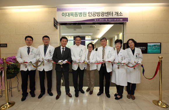 왼쪽부터 김광현, 정우식 이대목동병원 비뇨기과 교수, 박영요 서울특별시 서남병원 교수, 이동현 인공방광센터장, 윤하나 이대목동병원 비뇨기과 교수, 김승철 이화여자대학교 의료원장, 유경하 이대목동병원장, 조민선 이대목동병원 병리과장