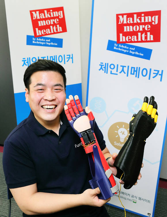 제 2회 ‘Making More Health 체인지메이커‘ 발굴 프로젝트의 최종 우승자인 펀무브 팀(고준호 외 7인)이 오픈 소스 기술을 활용해 제작한 전자의수를 들고 활짝 웃고 있다.