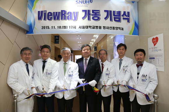 뷰레이 개소식(왼쪽부터 백선하 신경외과 교수, 김태유 암병원장, 김희중 진료부원장, 오병희 병원장, 김일한 방사선종양학과 교수, 권준수 교육인재개발실장, 우홍균 방사선종양학과 과장)