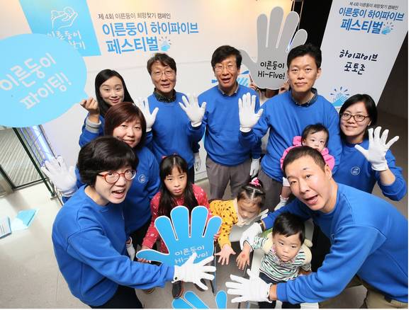 대한신생아학회가 주최하는 '하이파이브 페스티벌'에 참여한 의료진과 이른둥이 가정들이 이른둥이들의 건강한 성장의 염원을 담은 희망의 하이파이브를 외치고 있다.