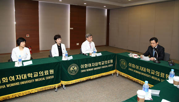 황교안 국무총리가 김승철 이화여자대학교 의무부총장겸 의료원장, 유경하 이대목동병원장, 최희정 감염관리실장이 참석한 가운데, 국가방역체계에 대해 설명하고 있다.