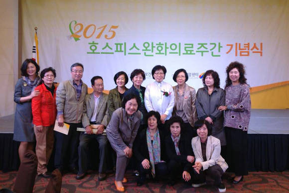 서울특별시 동부병원 호스피스 완화의료병동 직원들과 양명숙 위원장의 모습 (양위원장: 2째 줄 오른쪽에서 4번째)