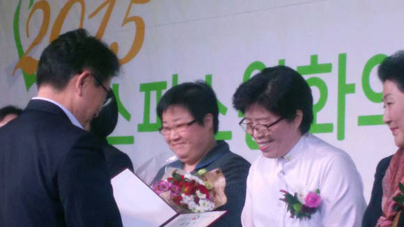 상을 수여받는 서울특별시 동부병원 시민위원회 양명숙 위원장 (오른쪽에서 2번째)