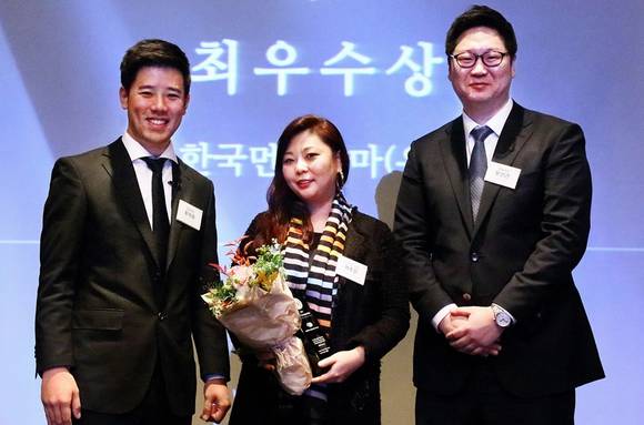 한국먼디파마 인사부 이주은 상무(가운데)가 11월 25일, ‘2015 일하기 좋은 기업’ 시상식에서 ‘승진기회 및 가능성’ 부문 최우수상(외국계기업)을 수여 받았다.