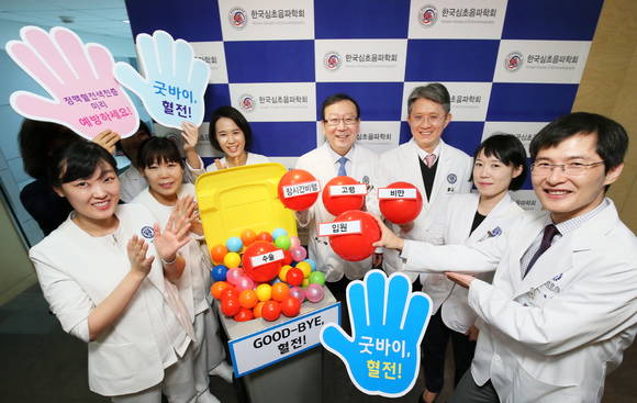 사진 중앙부터 오른쪽으로 유경종 세브란스 심장혈관병원장, 심장내과장 최동훈 교수, 심장내과 심지영 교수, 홍그루 교수