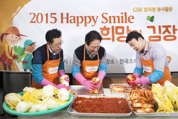 GSK 시린이 개선 치약 브랜드 '센소다인' 모델 백종원과 GSK 김진호 회장. 이날 '백종원이 추천하는 황금레시피'에 따라 담근 김치는 GSK와 결연을 맺고 있는 전국 6곳의 '행복한 홈스쿨' 아동들의 가정에 전달됐다.