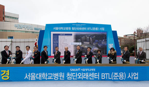 왼쪽부터 온정권 무영씨엠 대표이사, 김태유 서울대암병원장, 조상헌 서울대병원 강남센터 원장, 오창석 두산건설 부사장, 정연한 서울대병원 감사, 정희원 前 서울대병원장, 노관택 前 서울대병원장, 오병희 서울대병원장, 강대희 서울의대 학장, 김성재 서울대간호대 학장, 백정화 서울대치의학대학원 연구부원장, 류인철 서울대치과병원장, 김희중 서울대병원 진료부원장.