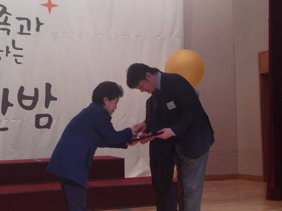 한미약품 박찬하 이사(우)가 성동구의회 문복란 의원(좌)으로부터 표창장을 받고 있다.