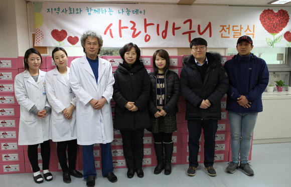 (사진 왼쪽부터) 신훈범 동부병원 사랑나눔후원회 회장, 용신동 주민센터 김종수 동장