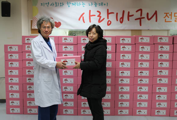 (사진 왼쪽부터) 동부병원 사랑나눔후원회 신훈범 회장, 성동구청 복지지원팀 김미자 팀장