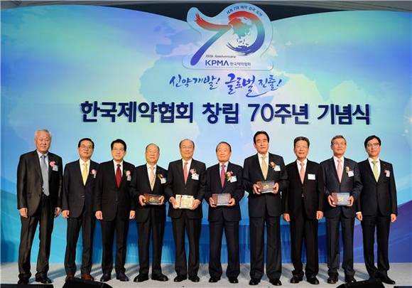 2015년 10월 26일 한국제약협회 창립 70주년 기념식에서 한국 제약산업 발전에 기여한 업적으로 공로패를 수상한 만 70세 이상의 역대 회장 및 이사장들 중 당일 행사 참석자들과 시상자로 나선 이사장단.