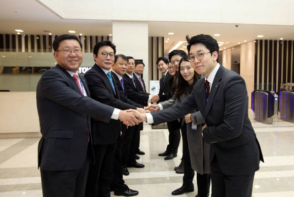 전재광 JW홀딩스 대표를 비롯한 각 사 대표들이 로비에서 새해 첫 출근을 하는 직원들과 악수를 나누며 덕담을 건네고 있다.