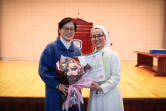 최명희(왼쪽) 자원봉사자와 자원봉사팀 김은주(오른쪽) 파트장