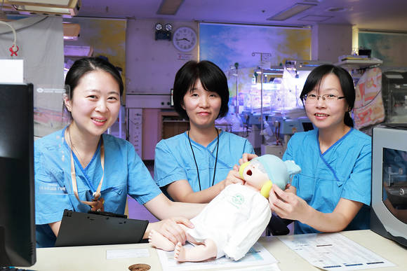 이대목동병원 신생아중환자실 심윤정 수간호사와 간호사들이 신생아 진정시 필요한 안대, 귀마개와 모자를 가지고 모의 연습을 하고 있다.