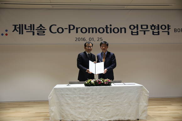 보령제약 본사 중보홀에서 진행된 제넥솔코프로모션체결식에서 보령제약 최태홍 대표(좌), 삼양바이오팜 엄태웅 대표(우)가 협약서에 사인을 하고 기념사진을 찍고 있다.