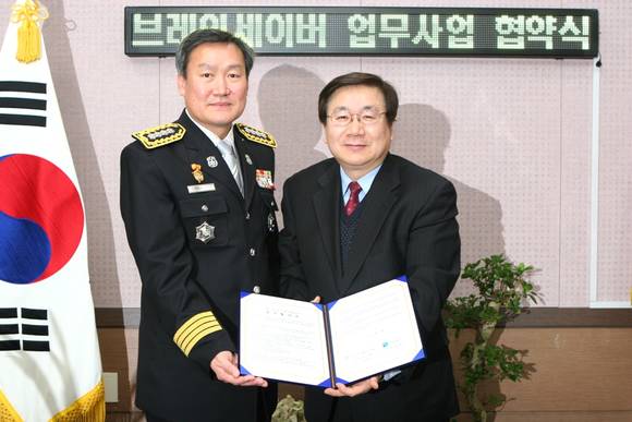 한림대학교동탄성심병원 유규형 병원장(사진 오른쪽)과 오산소방서 최영균 서장(사진 왼쪽)이 ‘Brain-saver system’ 구축을 위한 업무협약 체결 후 기념사진 촬영을 하고 있다.