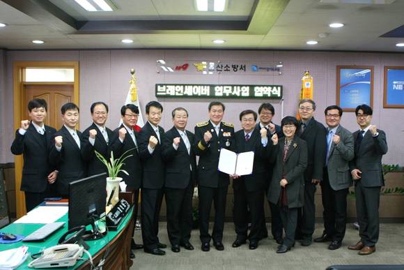 한림대학교동탄성심병원과 오산소방서가 ‘Brain-saver system’ 구축을 위한 업무협약을 체결한 후, 유규형 병원장(왼쪽 여덟번째)과 최영균 서장(왼쪽 일곱 번째)이 기념사진 촬영을 하고 있다.
