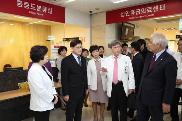 좌측부터 박은애 기획조정실장, 정진엽 보건복지부장관, 유경하 이대목동병원장, 김승철 이화의료원장, 김정록 국회의원
