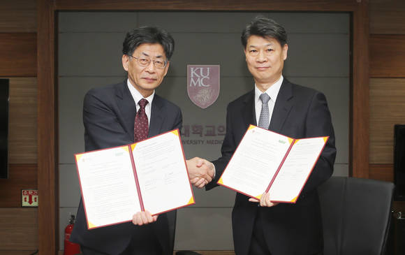 고려대학교 이홍식 의과대학장(우)과 일본 국립생리학연구소장 이모토게이지(좌)