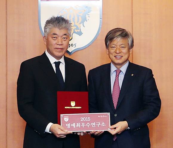 고려대 환경의학연구소장 최재욱(예방의학과_교수)(좌) 고려대학교총장 염재호(우)