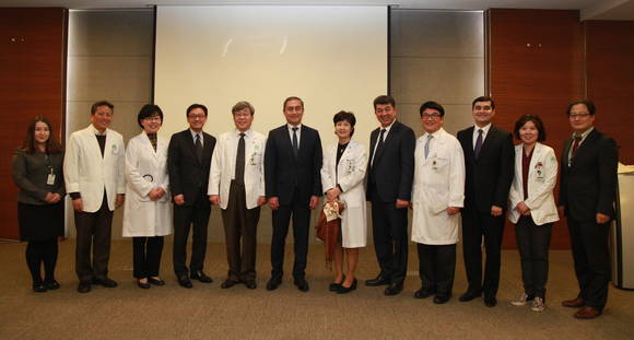 사진 왼쪽에서 다섯번째부터 김승철 이화여자대학교 의료원장, 라지스 뚜이치예프 우즈벡 보건부 차관, 유경하 이대목동병원장, 알리쉐르 샤리포프 우즈벡 보건부 한국협력 코디네이터, 백남선 이대여성암병원장 등이 기념촬영을 하고 있다.