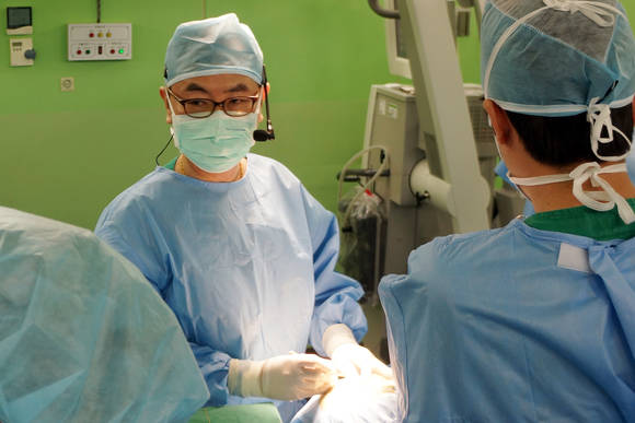 부천성모병원 신경외과 박익성 교수가 제29차 대한뇌혈관외과학회 학술대회가 열리고 있는 여수 학회장을 실시간으로 연결하며, 키홀서저리를 시연하고 있다.