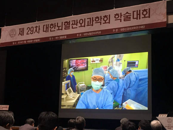 제29차 대한뇌혈관외과학회 학술대회가 열리고 있는 여수 학회장에서 부천성모병원 신경외과 박익성 교수가 시연 중인 키홀서저리를 참관하고 있다.