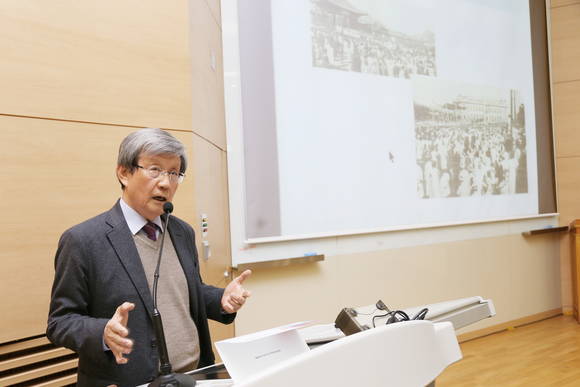 이태진 서울대 명예교수가 3.1 독립만세운동과 경성 관립 전문학교를 주제로 강연하고 있다.