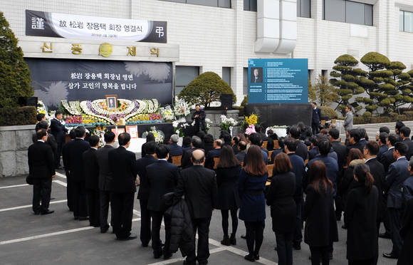 안산공장 추모식. 상주인 장원준 신풍제약 사장과 유가족, 임직원, 내외지인 등의 애도 속에 고인의 마지막 길을 배웅했다.